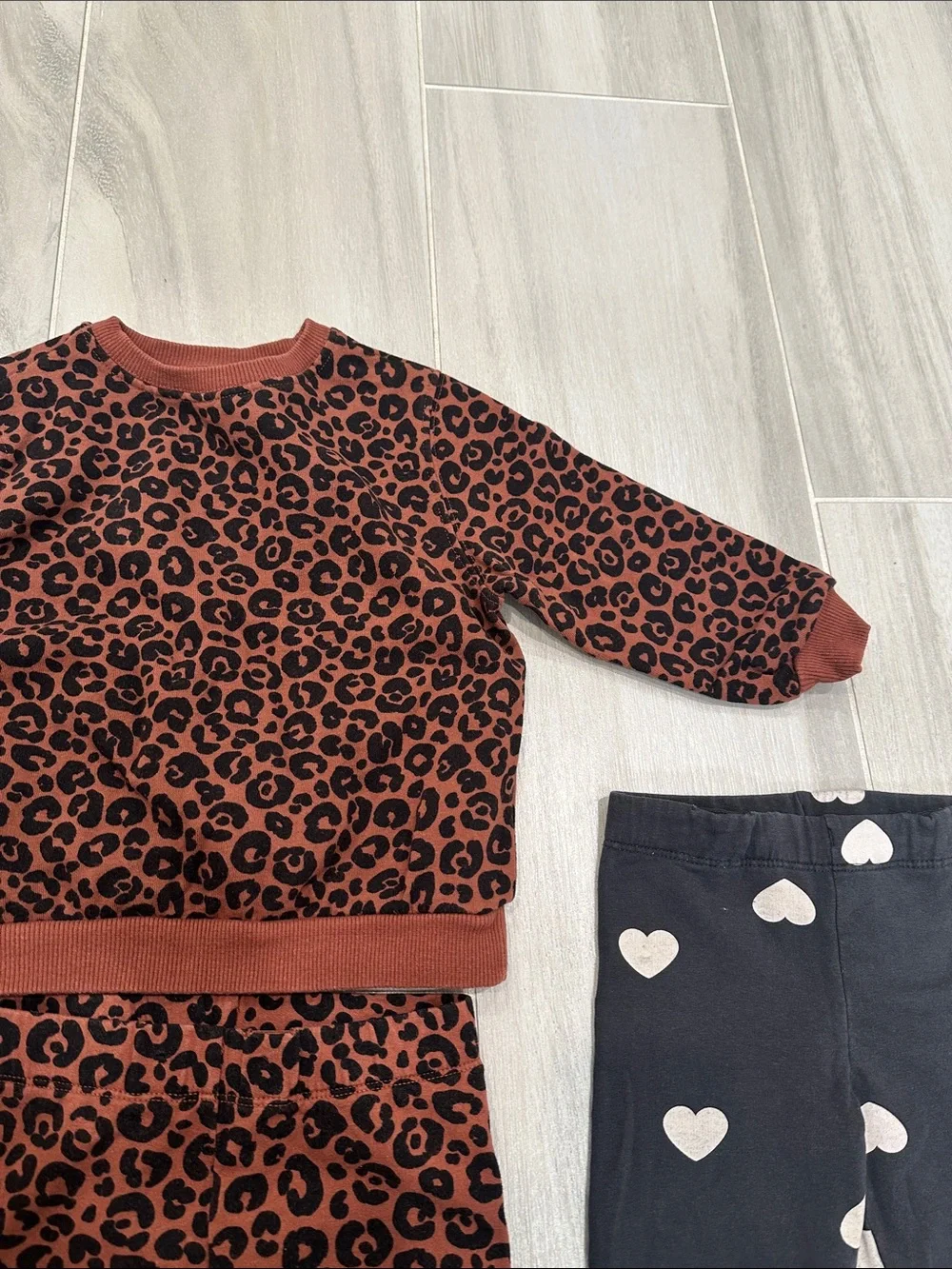 H&M 4T Leopard Print Leggings and Sweatshirt Matc Set with Gray Heart Leggings